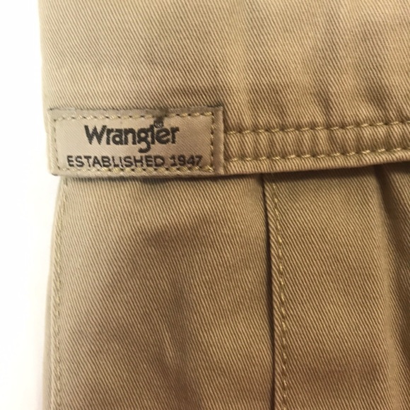WRANGLER.  44.  Men’s cargo shorts.  Tan. - Picture 7 of 8